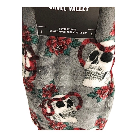 Skull serpent red roses printed‎ gray soft velvet plush throw blanket new - Picture 4 of 11